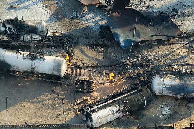 Пожар на окраине Вильнюса: горят вагоны с газом Пожар на окраине Вильнюса: горят вагоны с газом