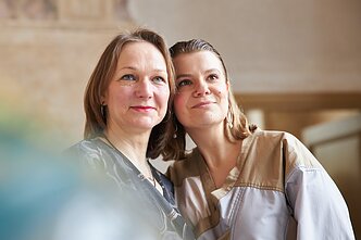 Vinilinės plokštelės idėjos autorės. Sapiegų rūmų vadovė Gintautė Žemaitytė (kairėje), svetingumo komandos koordinatorė Viktorija Mištautaitė