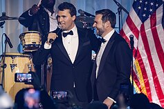 Charlie Kirkas pristato JD Vance`ą viename iš „Turning Point USA“ renginių