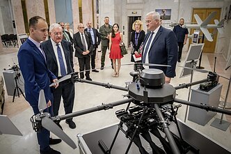 Keithas Kelloggas apžiūri dronus Ukrainoje