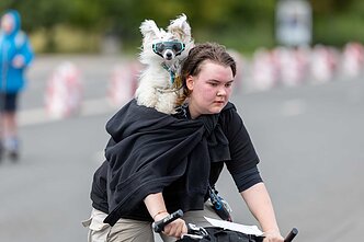 „Velomaratono“ dalyvė su savo augintiniu