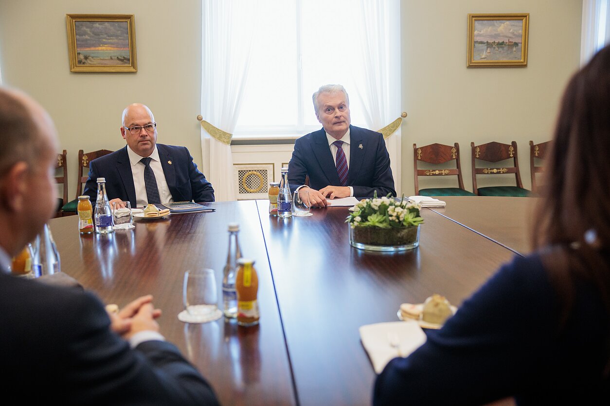 Лидеры коалиции прибыли на переговоры с президентом Лидеры коалиции прибыли на переговоры с президентом