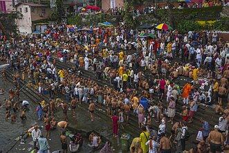 Indijos Mumbajuje hinduistai atlieka ritualus Mahalajos proga – tai diena, skirta pagerbti protėvius. Indijos Mumbajuje hinduistai atlieka ritualus Mahalajos proga – tai diena, skirta pagerbti protėvius.