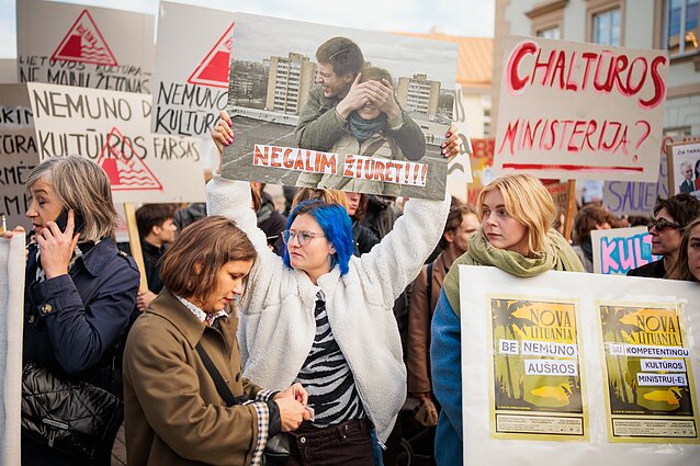 Demonstrators holding signs reading: “Chaltūra Ministry”. Chaltūra is a Lithuanian slang word describing “low-quality work”.