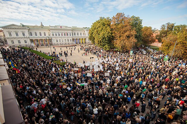 Vilnius hosts protest against Nemunas Dawn’s Adomavičius over culture minister appointment
