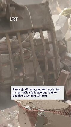 Nugriautas smegduobės apgadintas namas