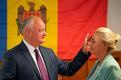 Buvęs Moldovos prezidentas Igoris Dodonas balsuoja rinkimuose