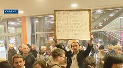 Protestuojų plakatai pasitiko Ignotą Adomavičių Varėnoje Protestuojų plakatai pasitiko Ignotą Adomavičių Varėnoje