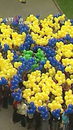 2005 m. „rekordiniu gėlės žiedu“ buvo pasveikinti mokytojai