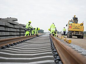 „Rail Baltica“ bėgiai jau tiesiami Jonavos rajone – viename sparčiausiai įgyvendinamų projekto ruožų tarp Šveicarijos ir Žeimių