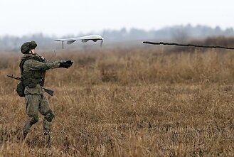 Rusijos karys leidžia droną karinėse pratybose 