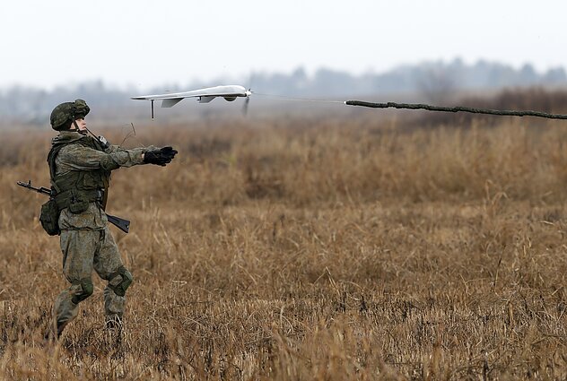 Rusijos karys leidžia droną karinėse pratybose 