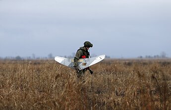 Rusijos karys leidžia droną karinėse pratybose 