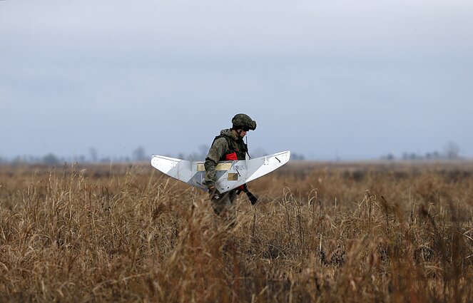 Rusijos karys leidžia droną karinėse pratybose 