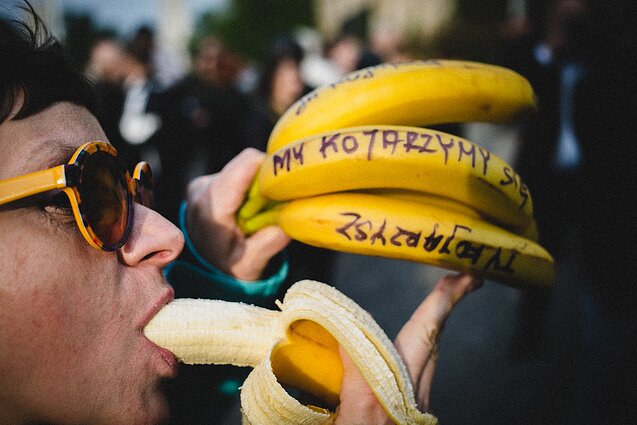 2019 m. balandis, Varšuva. Protestas prieš cenzūrą Nacionaliniame muziejuje Varšuvoje. Po to, kai muziejaus vadovybė nusprendė iš nuolatinės ekspozicijos pašalinti Natalios LL ir Katarzynos Kozyros kūrinius, protesto dalyviai, išreikšdami nesutikimą, prie muziejaus vartų valgė bananus. 2019 m. balandis, Varšuva. Protestas prieš cenzūrą Nacionaliniame muziejuje Varšuvoje. Po to, kai muziejaus vadovybė nusprendė iš nuolatinės ekspozicijos pašalinti Natalios LL ir Katarzynos Kozyros kūrinius, protesto dalyviai, išreikšdami nesutikimą, prie muziejaus vartų valgė bananus.