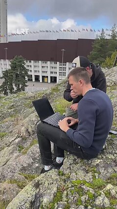 „Už kadro“: kaip atrodo žurnalistų darbas futbolo komandiruotėje Helsinkyje?