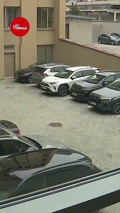 Seimo čekiai: pinigus leidžia išeiginėms mašinoms, rūpinasi sutuoktiniais