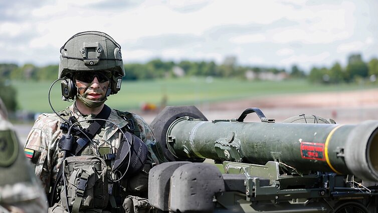 Numatomą gynybos finansavimą įvertinęs atsargos generolas Mažeikis: tai gali būti problema