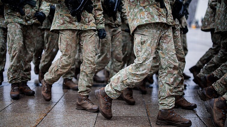 Kritika Ruginienės siūlymui gynybos lėšas skirti keliams: „Su trinkelėmis nekariausime“