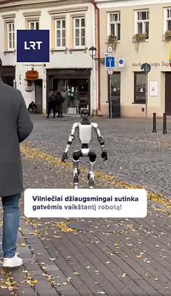 Vilniečiai svetingai sutinka gatvėmis vaikštantį robotą