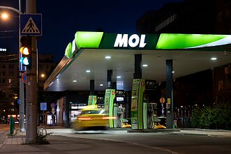 Таксі заїжджає на заправку MOL у центрі Будапешта, Угорщина, вересень 2025 року