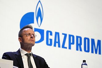 Петер Сійярто. Асоціативно