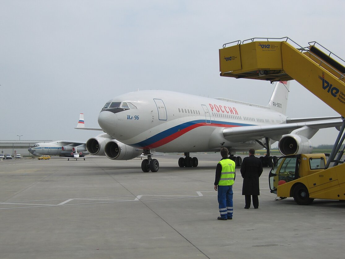 Самолет Ил-96-300, управляемый Российской специальной авиационной эскадрильей, с Владимиром Путиным на борту