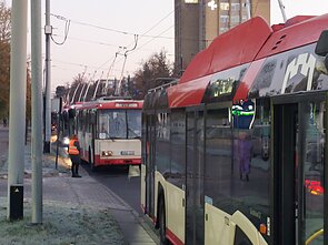 Sąstingis Vilniuje: visame mieste nevažiuoja dalis troleibusų –  skelbia apie vėlavimą