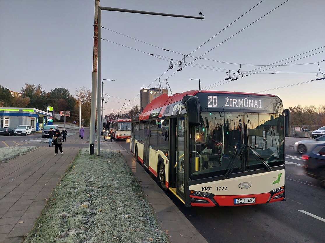 Sąstingis Vilniuje: visame mieste nevažiuoja dalis troleibusų –  skelbia apie vėlavimą