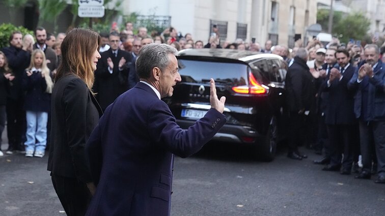 Sarkozy atvykus į kalėjimą, jo remėjai piktinasi: viliuos, kad jį dar išrinksim prezidentu