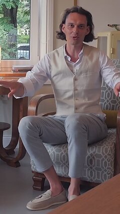 Dovas Serapinas testuoja „Gabytės“ vilos baldus