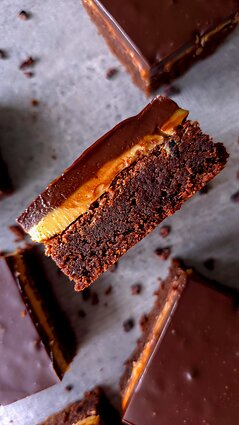  „Brownie“ su riešutų sviesto kremu ir šokolado ganašu