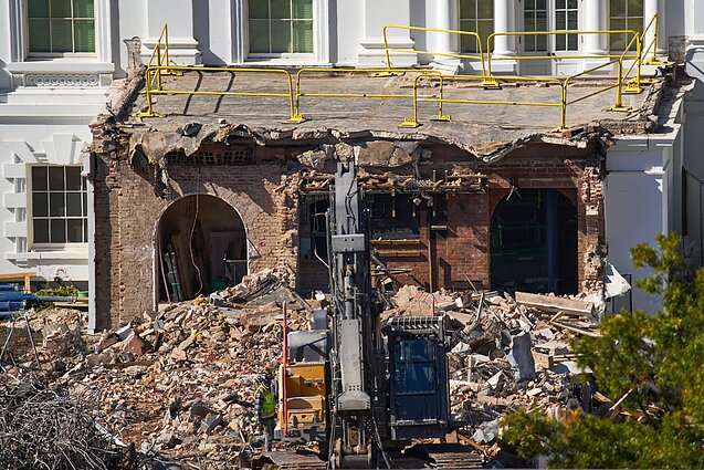 „Apeinamos svarbios procedūros“: bandoma stabdyti Trumpo pokylių salės statybas
