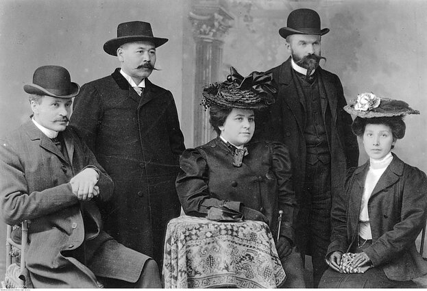 Ignacy Mościcki, Józef Piłsudski, Maria Piłsudska (siedzi w środku) i nieznany przedstawiciel Japonii z żoną. Berno 1904 Ignacy Mościcki, Józef Piłsudski, Maria Piłsudska (siedzi w środku) i nieznany przedstawiciel Japonii z żoną. Berno 1904