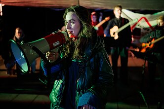 Tęsiantis kultūros bendruomenės protestams, prie Vyriausybės skambėjo lietuviškos dainos Tęsiantis kultūros bendruomenės protestams, prie Vyriausybės skambėjo lietuviškos dainos