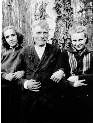 Valė Streikutė-Piemenaitė, a partisan of the Vytis Company of the Lokys Brigade in the Vytautas District, with partisan supporters at the Bušiai farmstead in Latvia, in the vicinity of Ėglainė, Alūksne District.