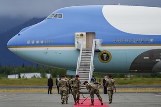 Prieš Donaldo Trumpo ir Vladimiro Putino susitikimą tiesiamas raudonas kilimas