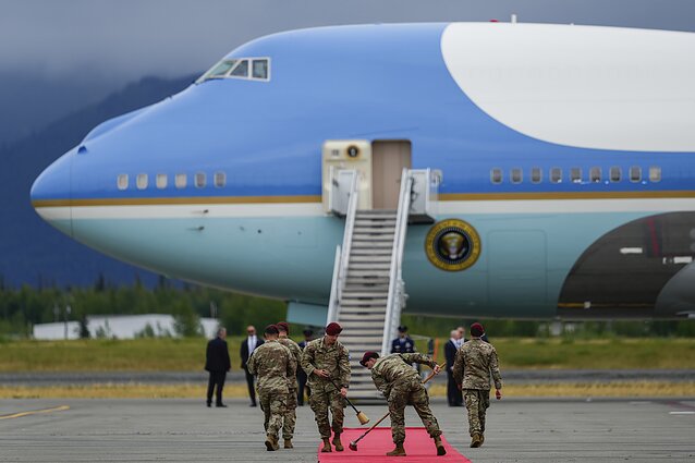 Prieš Donaldo Trumpo ir Vladimiro Putino susitikimą tiesiamas raudonas kilimas