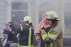 Ukrainos gelbėjimo tarnybos gelbėtojai evakuoja vaikus po Rusijos dronų smūgio darželiui