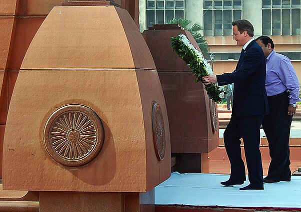 2012 m. tuometinis Jungtinės Karalystės premjeras Davidas Cameronas apsilankė Amritsaro žudynėms skirtame memoriale