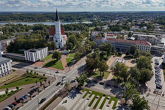 52 sovietų kariai pokaryje buvo perlaidoti už Šiaulių katedros šventorių juosiančios tvoros