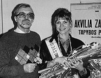 Akvilė Zavišaitė savo parodoje su tėvu Algimantu Zaviša. 1989 m. Akvilė Zavišaitė savo parodoje su tėvu Algimantu Zaviša. 1989 m.