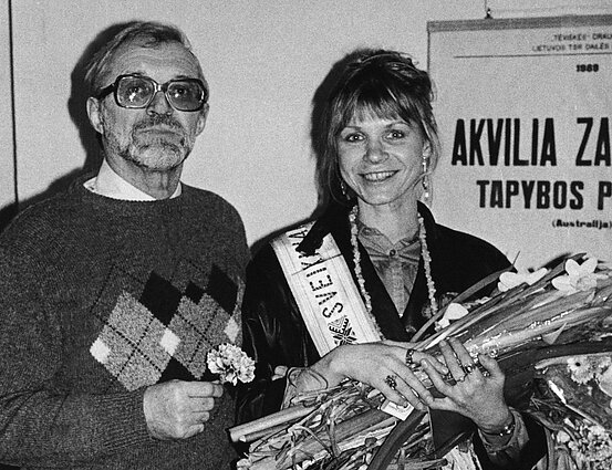Akvilė Zavišaitė savo parodoje su tėvu Algimantu Zaviša. 1989 m. Akvilė Zavišaitė savo parodoje su tėvu Algimantu Zaviša. 1989 m.