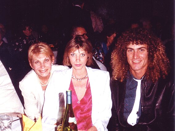 Rita Baltušytė, Akvilė Zavišaitė ir Deimjanas Sidnėjaus lietuvių klube. 1985 m. Rita Baltušytė, Akvilė Zavišaitė ir Deimjanas Sidnėjaus lietuvių klube. 1985 m.