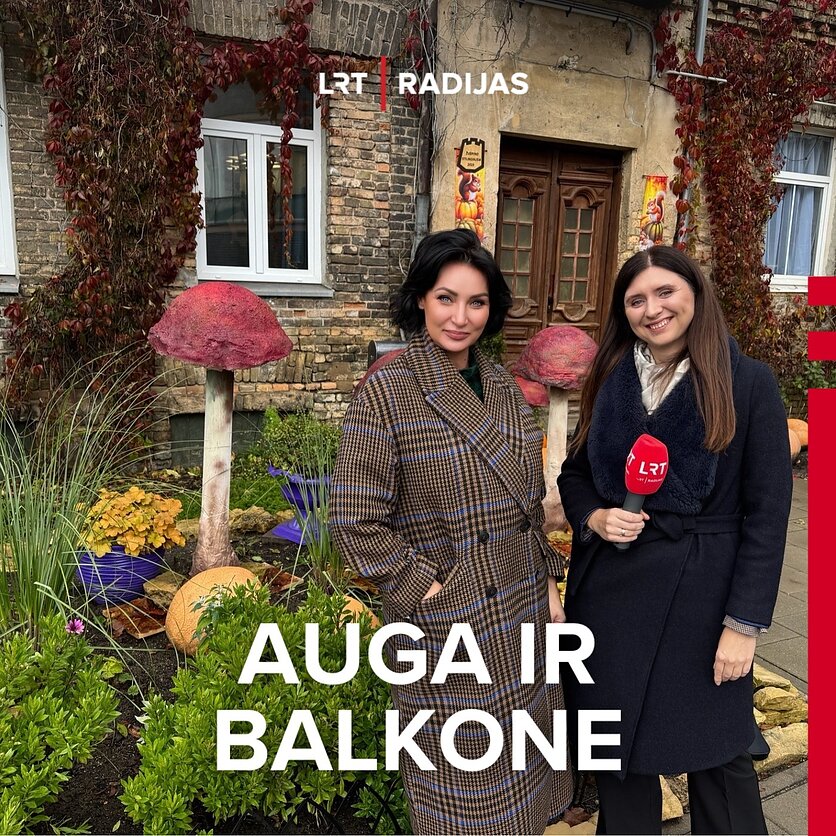 Iš Jurgitos Malakauskaitės archyvo., Plaukų stilistė Jurgita Malakauskaitė šalia savo sukurto sodelio ir rubrikos „Auga ir balkone“ vedėja Rūta Simanavičienė.