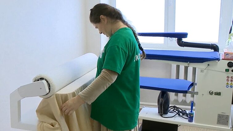 Skalbykloje su darbuotojais su intelekto negalia – klientų antplūdis: neša net sutanas