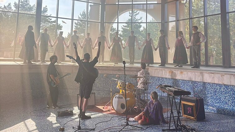 „Twin Dive“ klipo filmavimo akimirka