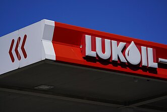 „Rosneft“ ir „Lukoil“ Europoje veikia skirtingais modeliais. Paprasčiausias – tiesioginis importas. „Rosneft“ ir „Lukoil“ Europoje veikia skirtingais modeliais. Paprasčiausias – tiesioginis importas.