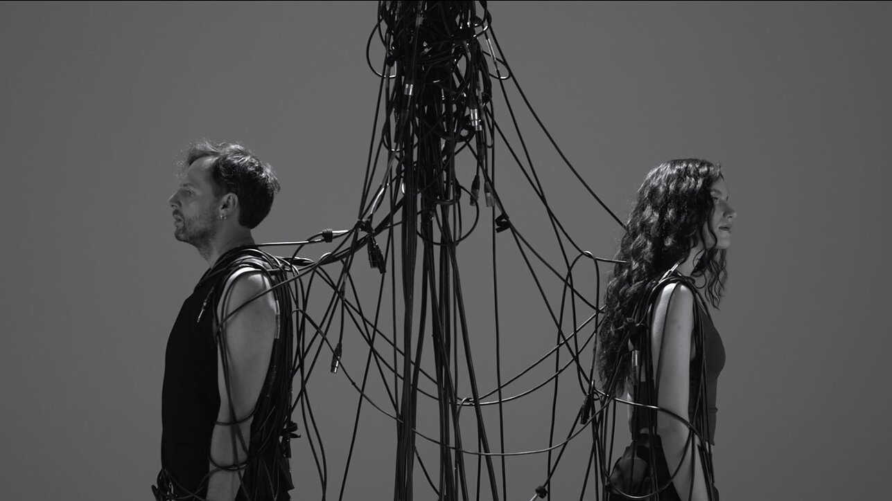 „Sisters On Wire“