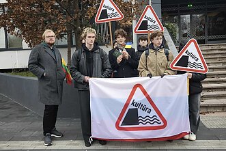 Prie viešbučio atėję protestuotojai sulaukė policijos pareigūnų dėmesio Prie viešbučio atėję protestuotojai sulaukė policijos pareigūnų dėmesio